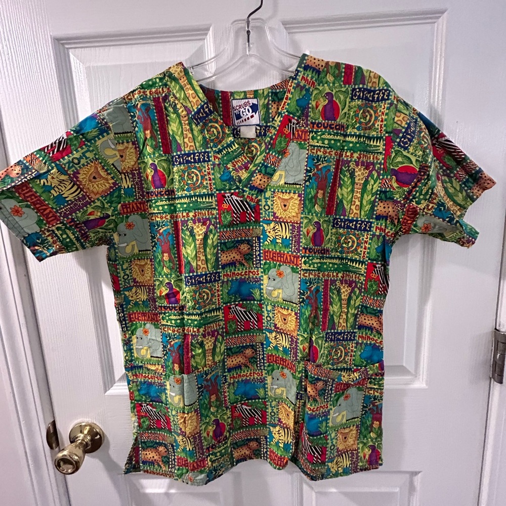 Scrubs to Go Jungle themed scrub top women’s small